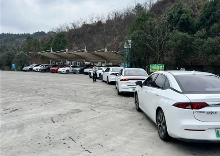 插混、增程汽车是否应该抢桩，出行高峰期是否应当限制充电？