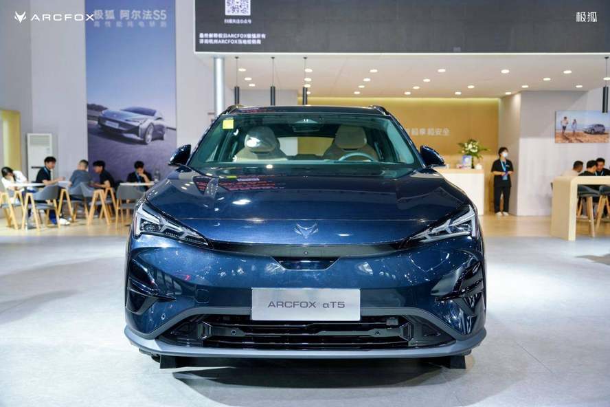 杭州车展“掀桌”现场：极狐把5C超充打到14万级，友商还怎么玩？