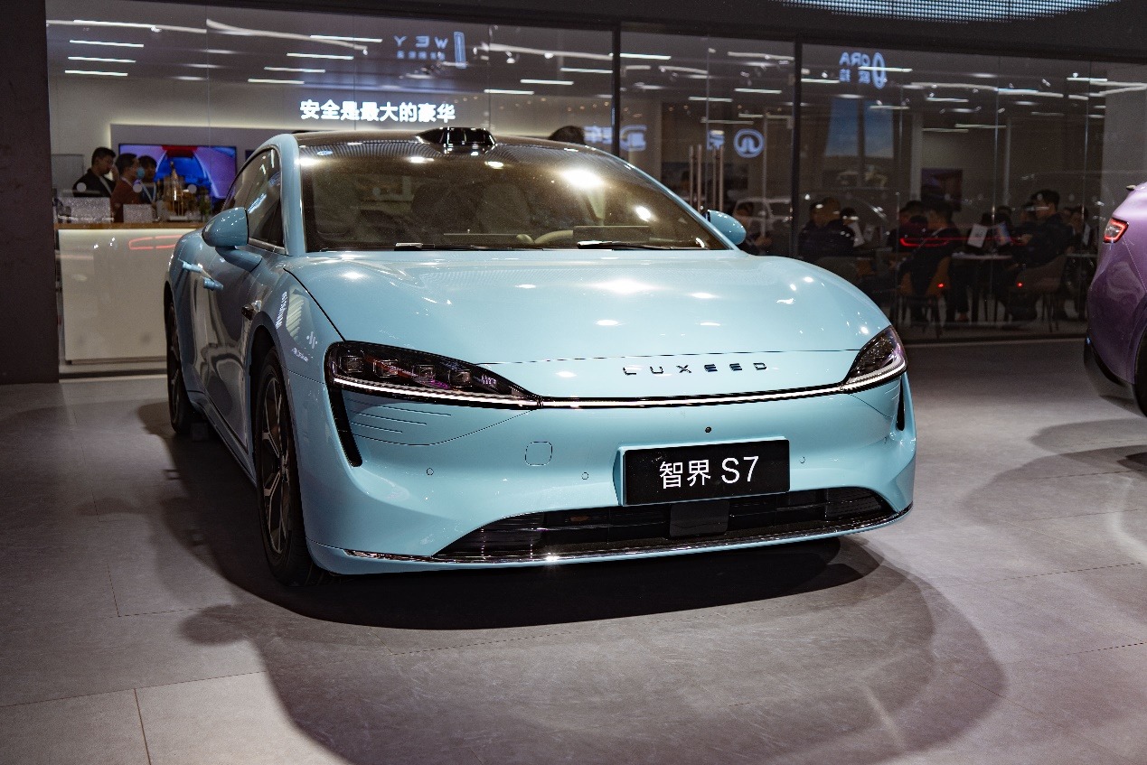 鸿蒙智行携多款新品齐聚2025西安五一车展，开启智慧出行新篇章