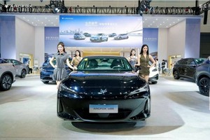 杭州车展“掀桌”现场：极狐把5C超充打到14万级，小米 SU7 遇对手了