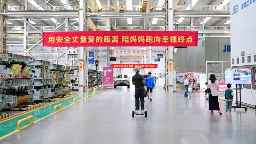 陪妈妈跑 向爱出发！2025长城汽车智慧工厂半程马拉松燃情开跑