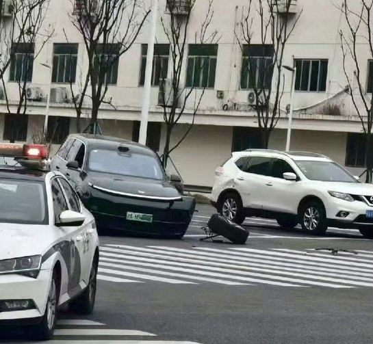 昊铂HL与理想L8：30万级增程SUV，哪款是你的心头爱？