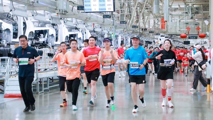 陪妈妈跑 向爱出发！2025长城汽车智慧工厂半程马拉松燃情开跑