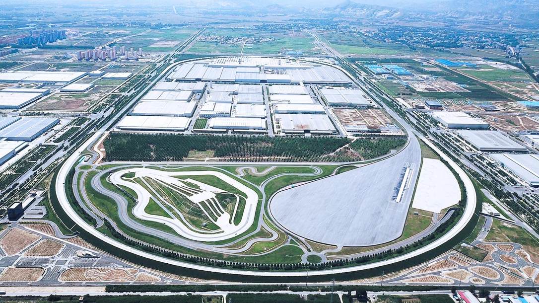 陪妈妈跑 向爱出发！2025长城汽车智慧工厂半程马拉松燃情开跑