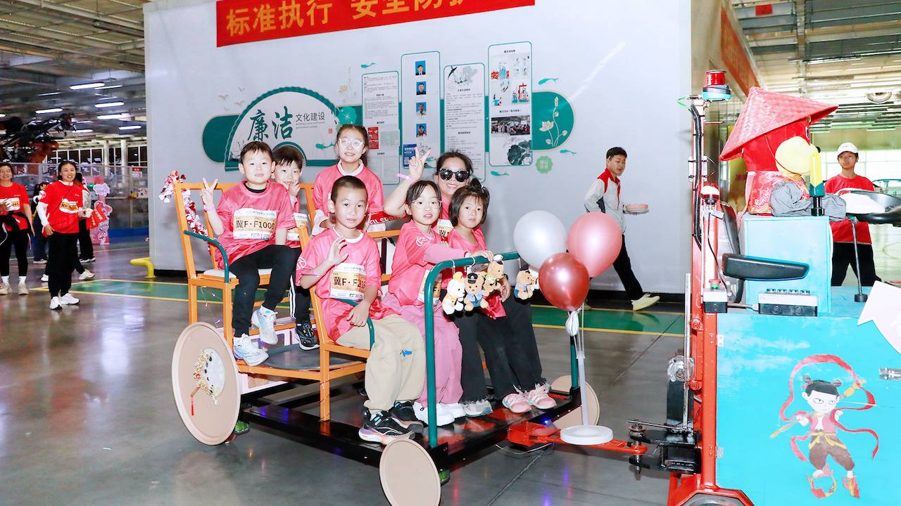 陪妈妈跑 向爱出发 2025长城汽车智慧工厂半程马拉松燃情开跑