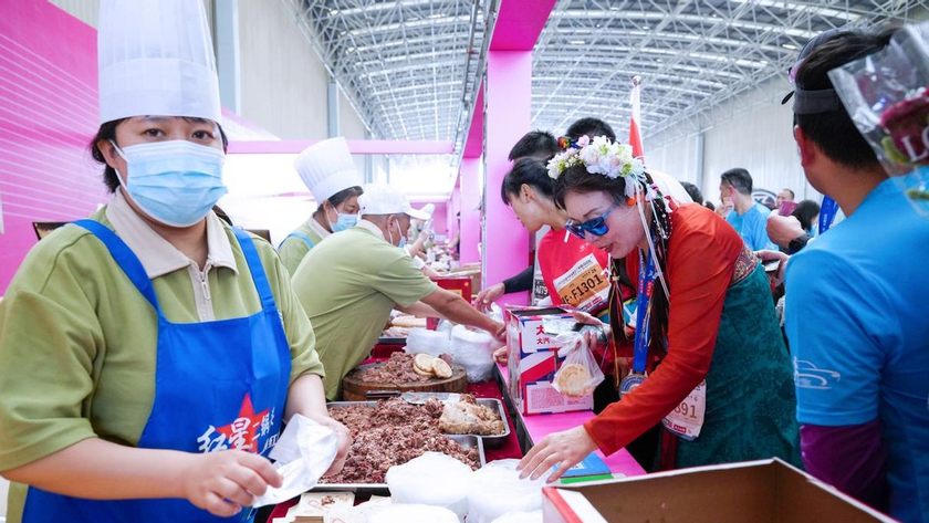 陪妈妈跑 向爱出发 2025长城汽车智慧工厂半程马拉松燃情开跑