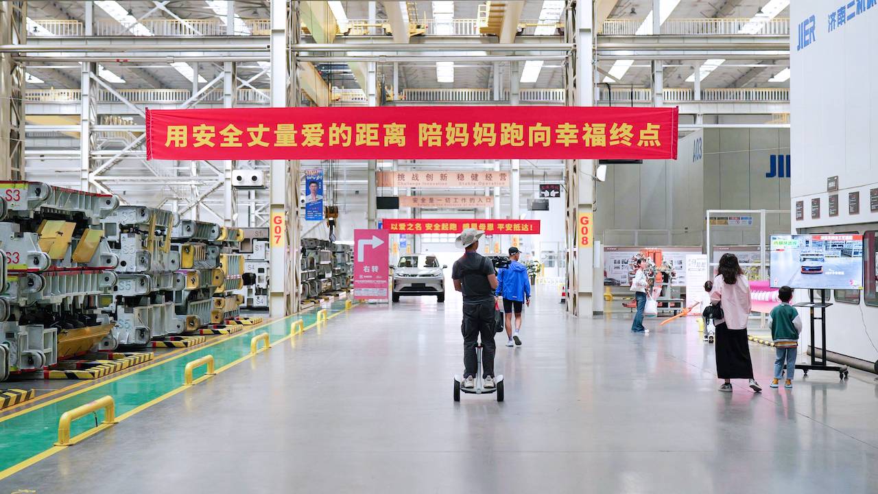 陪妈妈跑 向爱出发 2025长城汽车智慧工厂半程马拉松燃情开跑