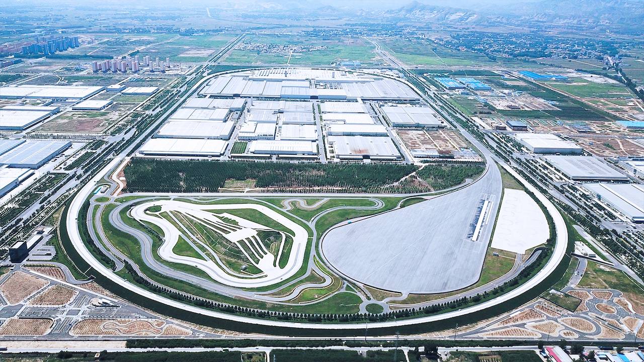 陪妈妈跑 向爱出发 2025长城汽车智慧工厂半程马拉松燃情开跑