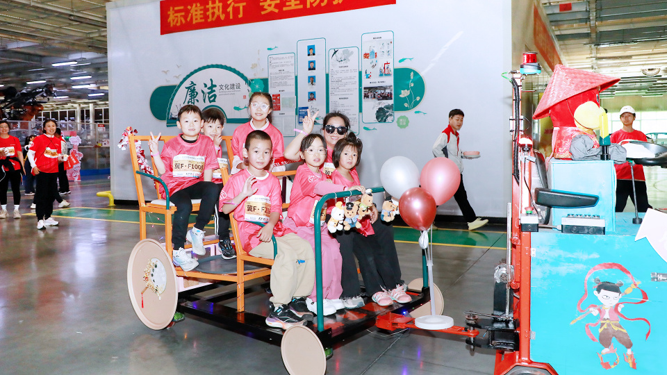 陪妈妈跑 向爱出发2025长城汽车智慧工厂半程马拉松燃情开跑