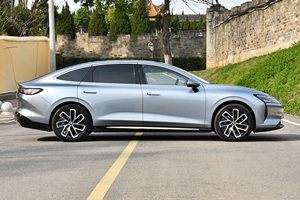 12万级C级车，长超5米，39处软包，入门即高配搭高阶智驾，家用香