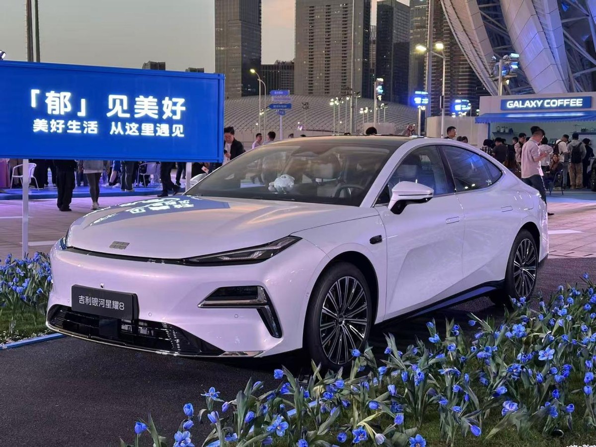 插混中大型轿车不足12万 吉利银河星耀8再打错位竞争牌