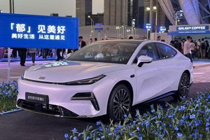 插混中大型轿车不足12万 吉利银河星耀8再打错位竞争牌