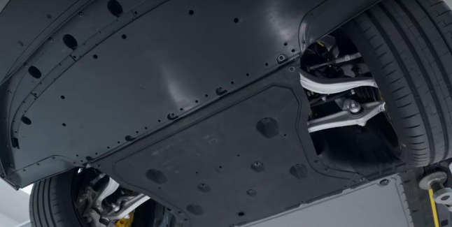 小米SU7 Ultra开孔机盖惹争议，加价4.2万真是智商税？