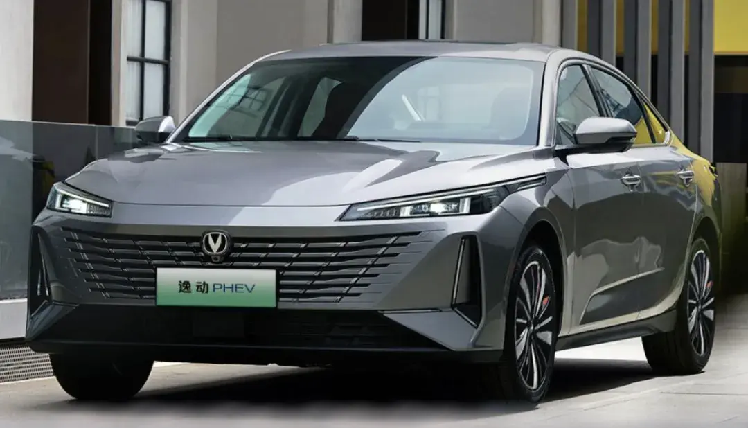 长安上市了一辆高颜值的轿车，一口价5.69万元起，综合续航1300km