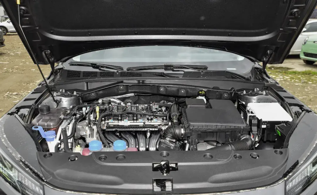 长安上市了一辆高颜值的轿车，一口价5.69万元起，综合续航1300km