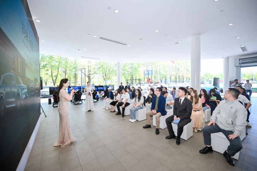 贵州鸿蒙智行问界M8集中交付仪式圆满举行