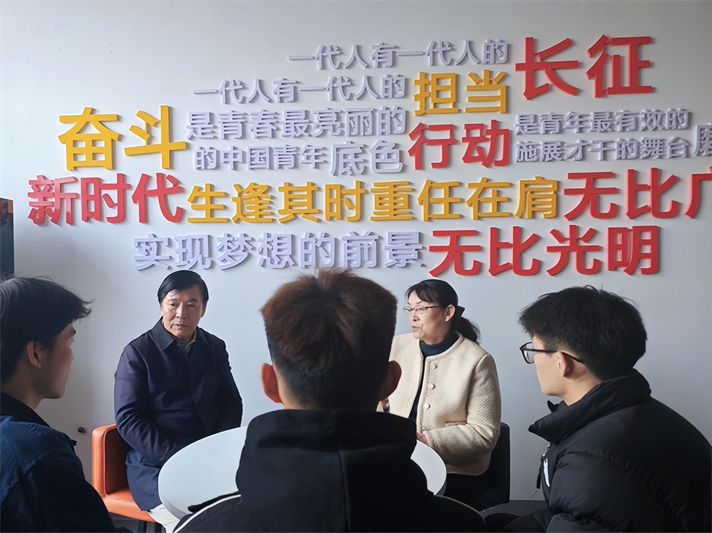华夏社区创新社会治理新模式：构建稳就业、保民生的现代社区样板