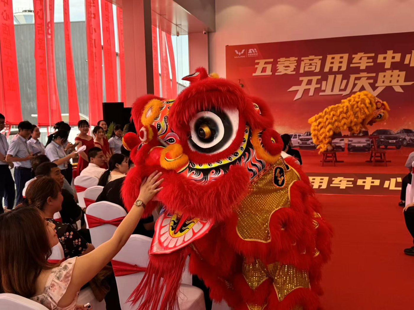 万众期待，终迎盛典！西南首家五菱商用车中心店盛大开业