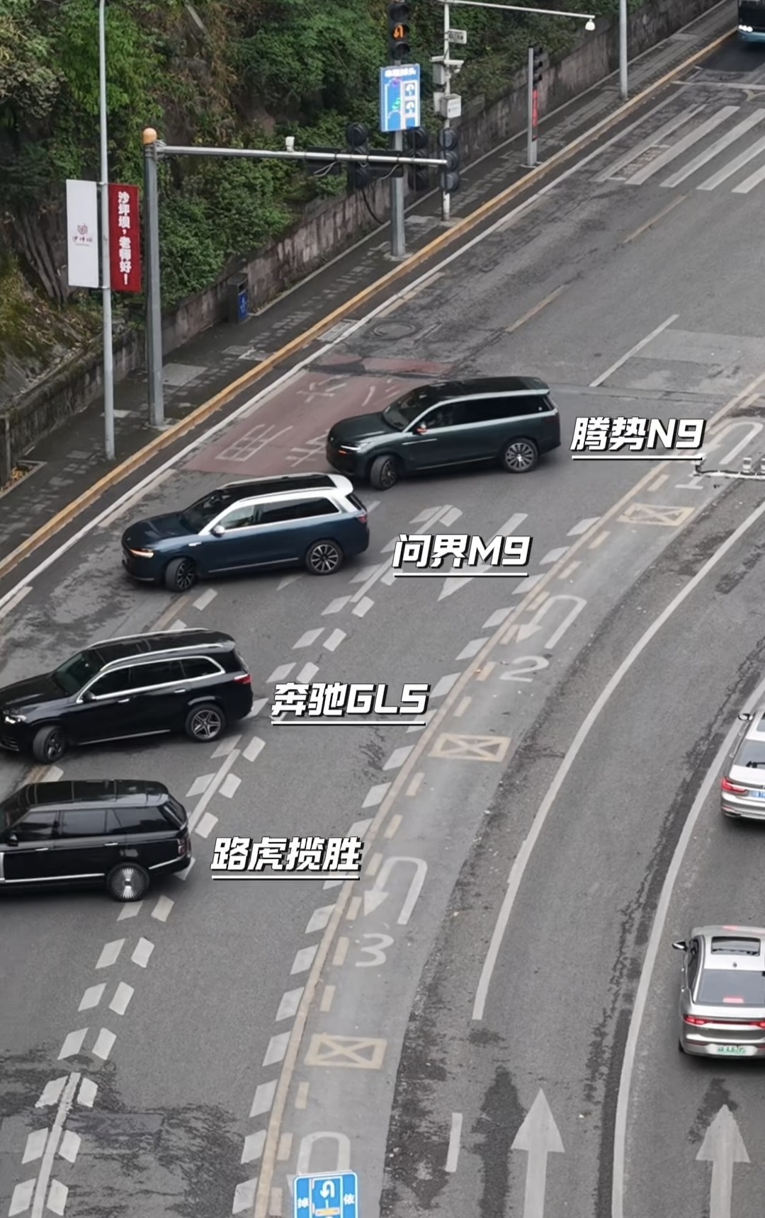 大哥座驾的终极较量，重庆网红路串联掉头