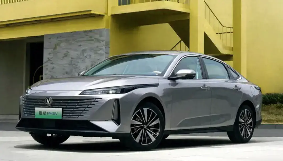 长安上市了一辆高颜值的轿车，一口价5.69万元起，综合续航1300km