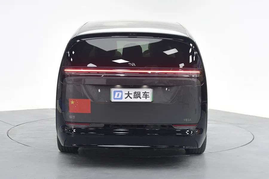 理想MEGA：女网友开纯电MPV自驾欧洲，回来找我们拆她的车！