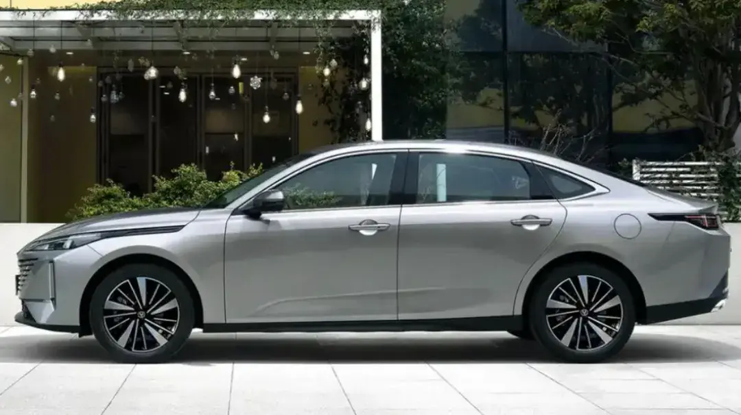 长安上市了一辆高颜值的轿车，一口价5.69万元起，综合续航1300km