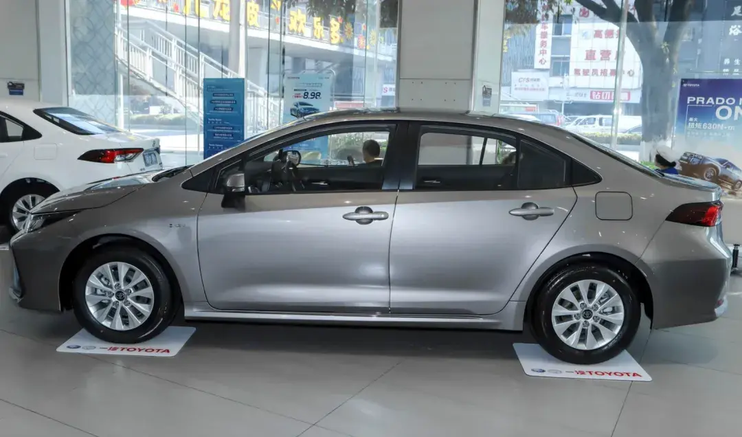 全球销量超5000万，丰田的1.8L双擎车型迎来降价，一口价8.98万起！
