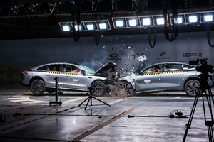 双车120km/h“巅峰对碰”安全之夜震撼上演，星纪元ES诠释“安全是最大的豪华“