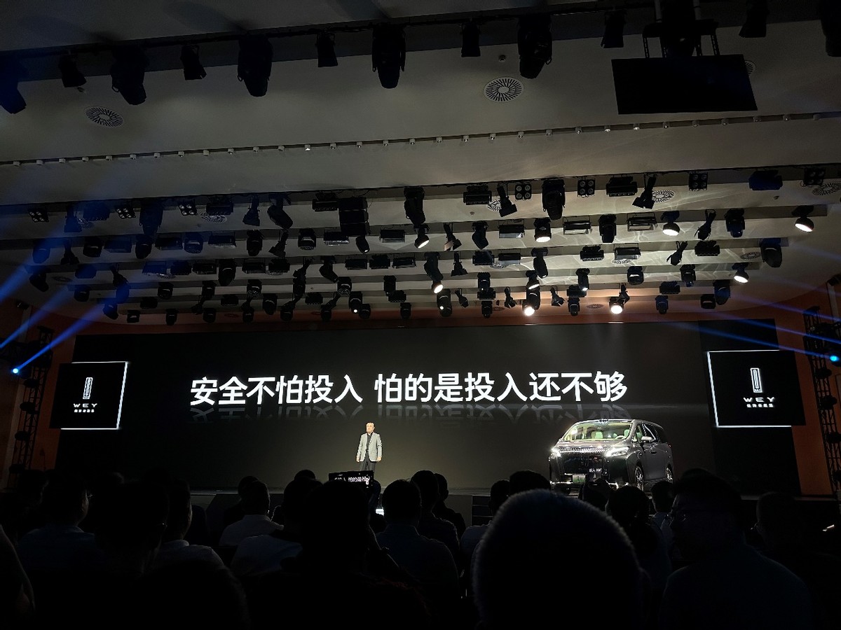 30.98万起，全新高山上市，比埃尔法更懂中国家庭？