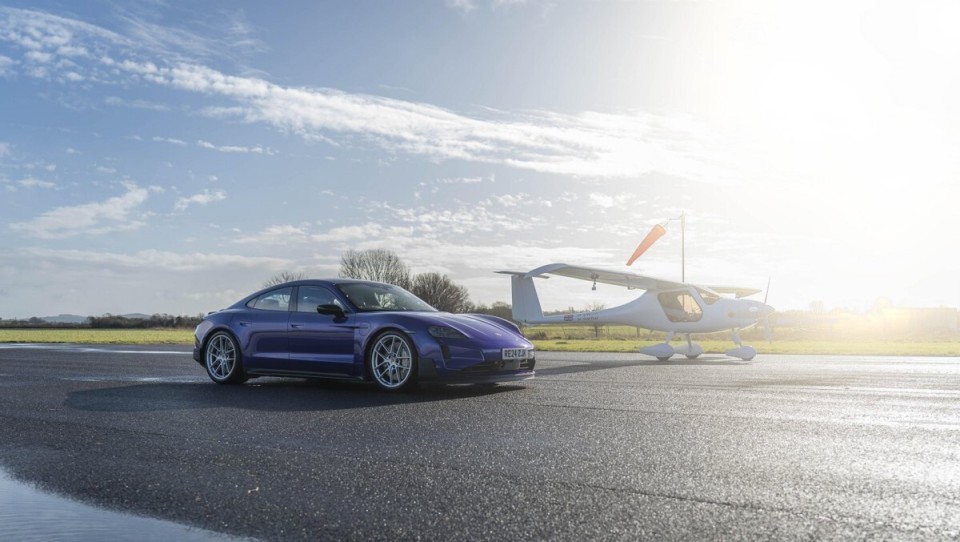 地空对决——保时捷 Taycan Turbo GT 挑战电动飞机