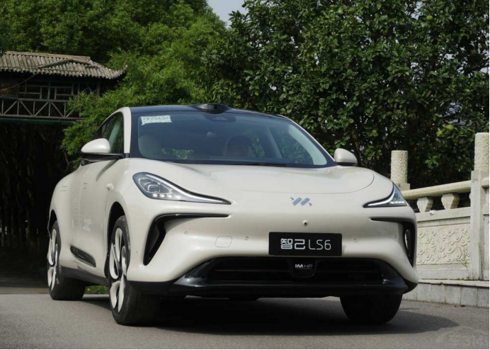 智己汽车，正面临三重绞杀