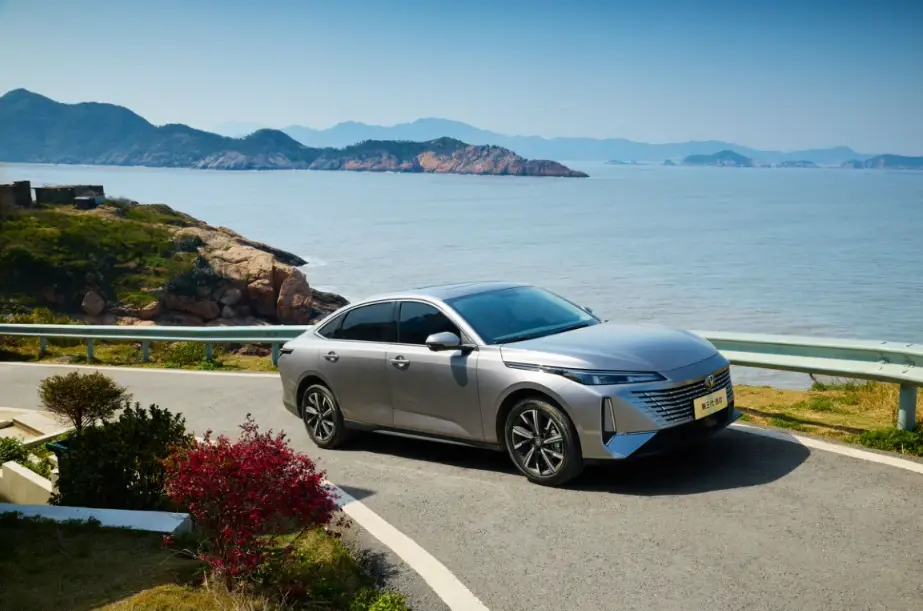 2025款第三代逸动新蓝鲸限时5.19万元起！重新定义家轿价值标杆