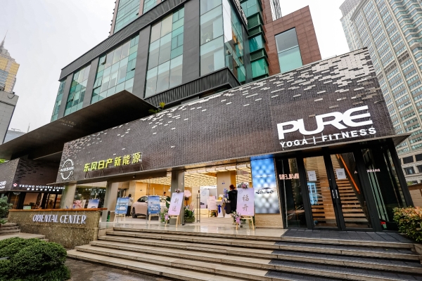 建筑上挂着商铺的招牌 AI 生成的内容可能不正确。