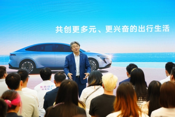 一群人站在车旁 AI 生成的内容可能不正确。