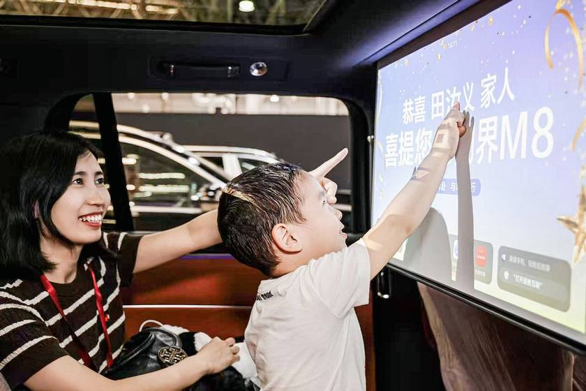 问界M8爆单背后：华为黑科技加持，豪华体验谁能拒绝？