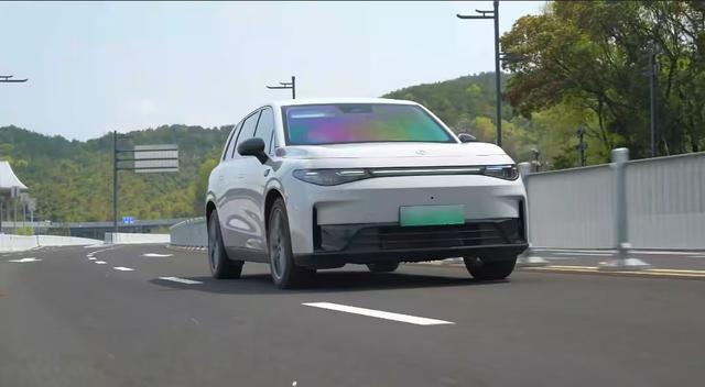 2026款零跑C10正式上市 售价12.28-14.28万