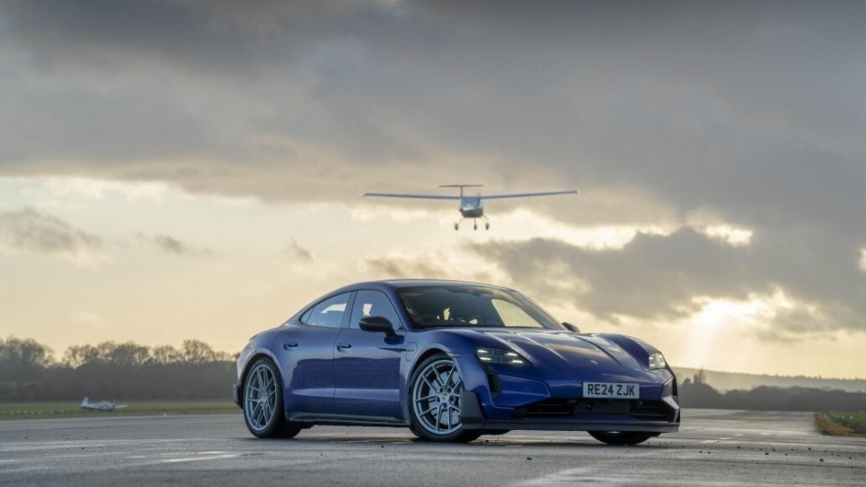 地空对决——保时捷 Taycan Turbo GT 挑战电动飞机