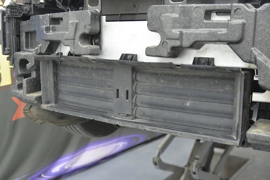 理想MEGA拆车：前后都是铝合金防撞梁，一般事故不会吃亏！