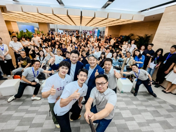 人们站在人群里 AI 生成的内容可能不正确。