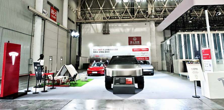 2025华中国际车展开幕 特斯拉携人形机器人及热门车型参展