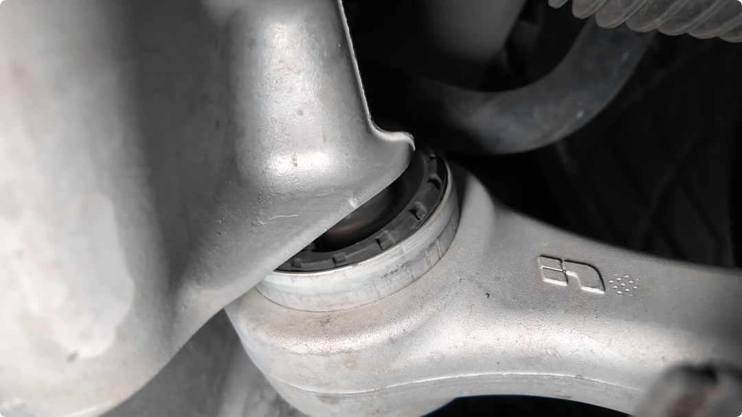 理想MEGA拆车：底盘满眼铝合金，这辆MPV真舍得下本儿！