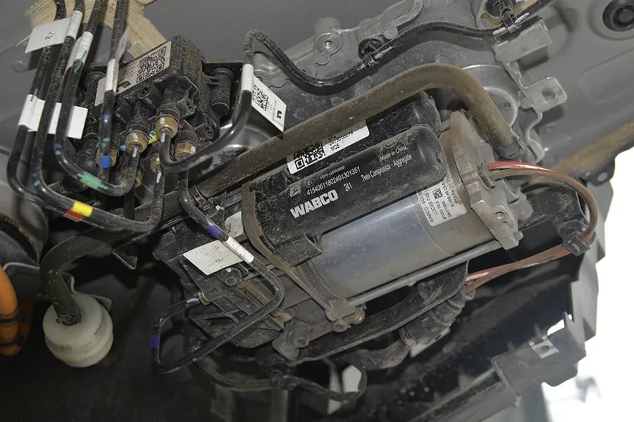 理想MEGA拆车：底盘满眼铝合金，这辆MPV真舍得下本儿！