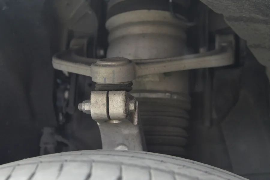 理想MEGA拆车：底盘满眼铝合金，这辆MPV真舍得下本儿！