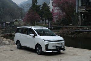 10-15万级家用MPV之争：G50混动弯道超车，传祺M6霸主地位告急？