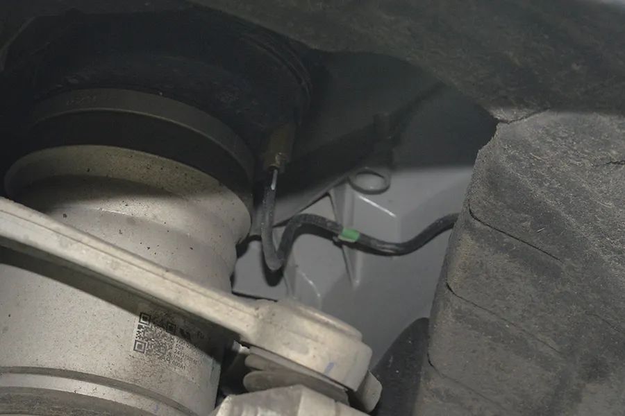 理想MEGA拆车：底盘满眼铝合金，这辆MPV真舍得下本儿！