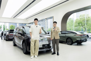 泳坛双子星巅峰对决！孙杨潘展乐同台竞技，极氪见证速度与传承