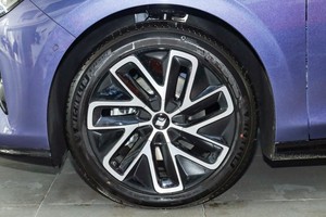 宝骏享境PHEV，12万级插混轿车，标配荷兰KONI软硬可调减震