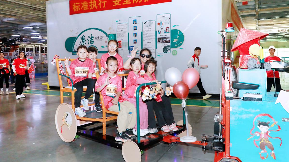 陪妈妈跑 向爱出发 2025长城汽车智慧工厂半程马拉松燃情开跑
