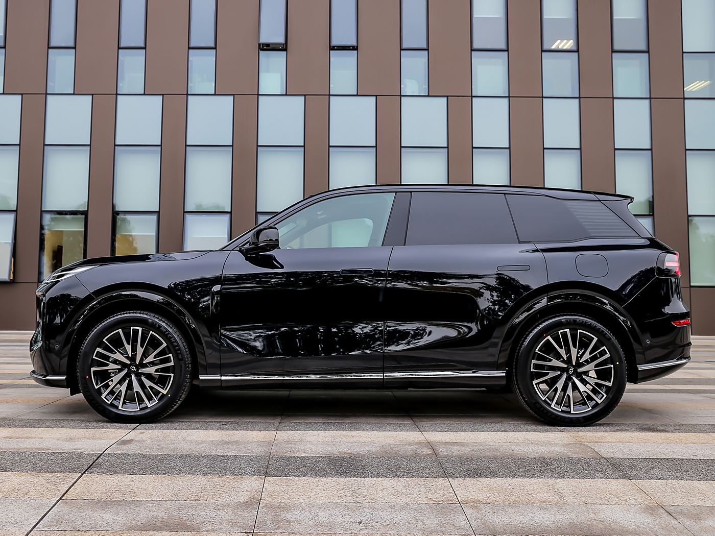 不到13万，买2.9米轴距插混SUV，纯电215km？一个缺点实在忍不了