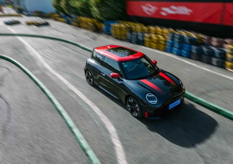 电动 MINI JCW，智能驾趣的极致演绎